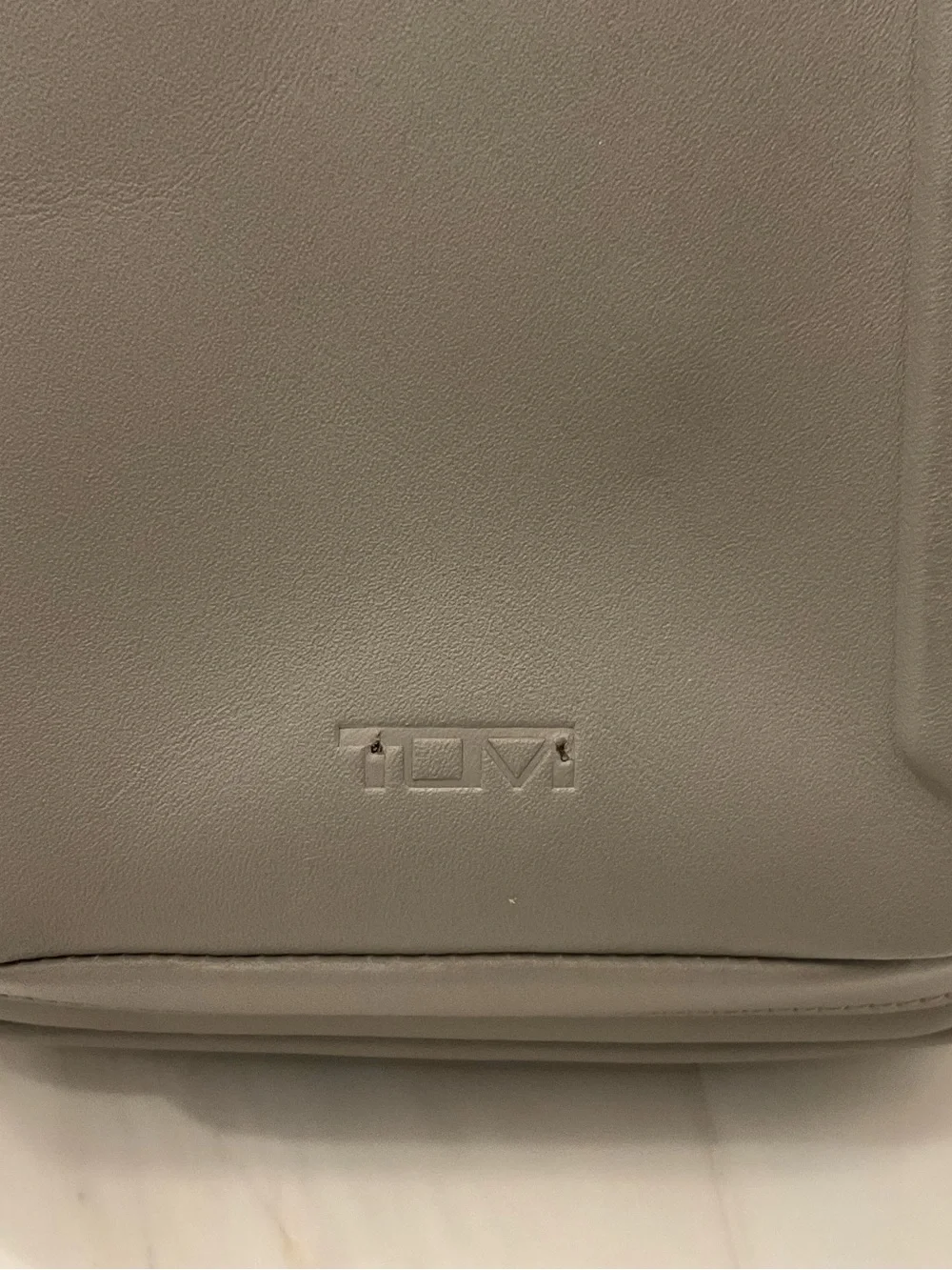 Tumi Harrison GREGORY 12” Leather Sling Crossbody Bag - LIMESTONE❗